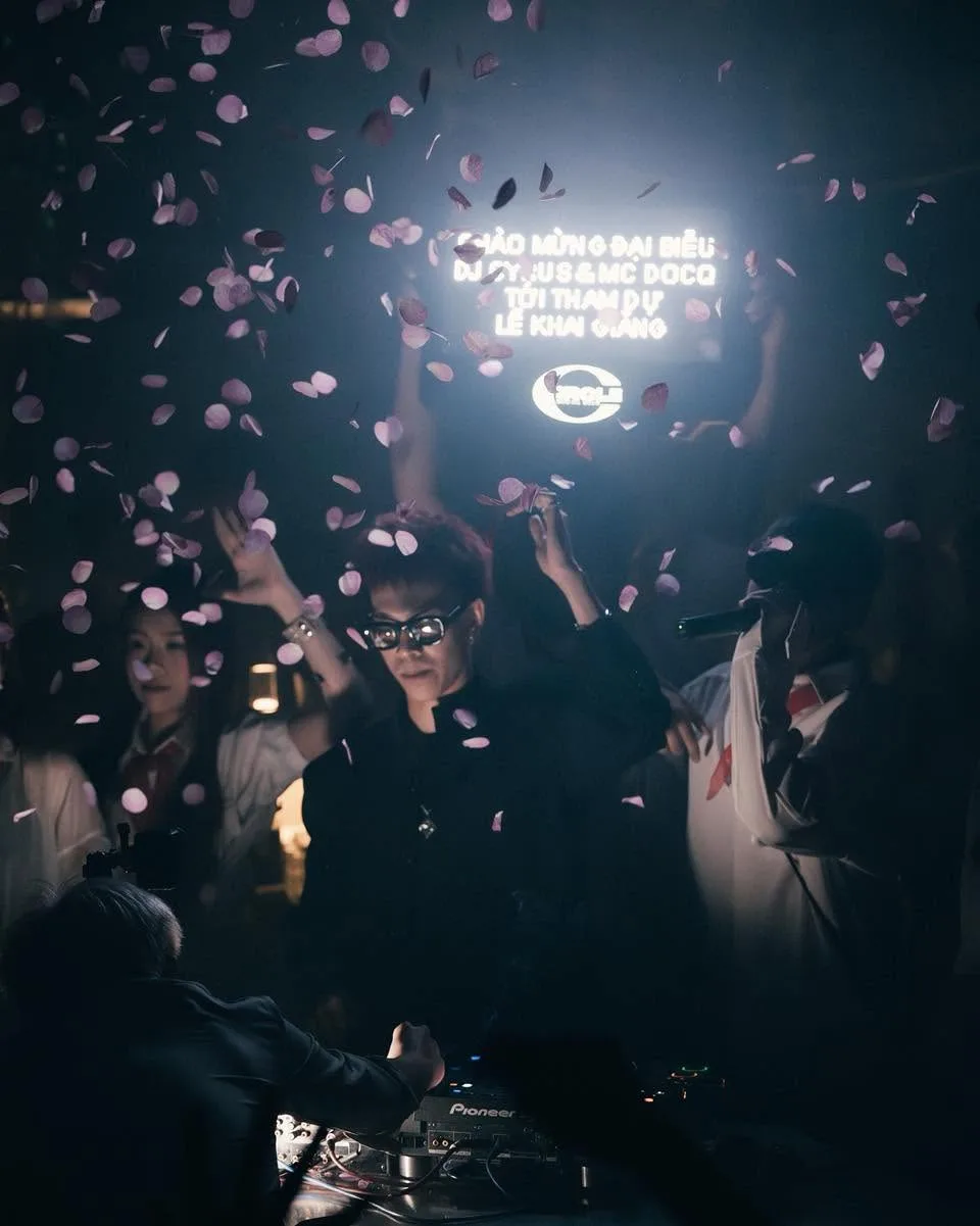 Mưa cánh hoa phủ bốt DJ trong đêm tiệc tại Circle Social Club