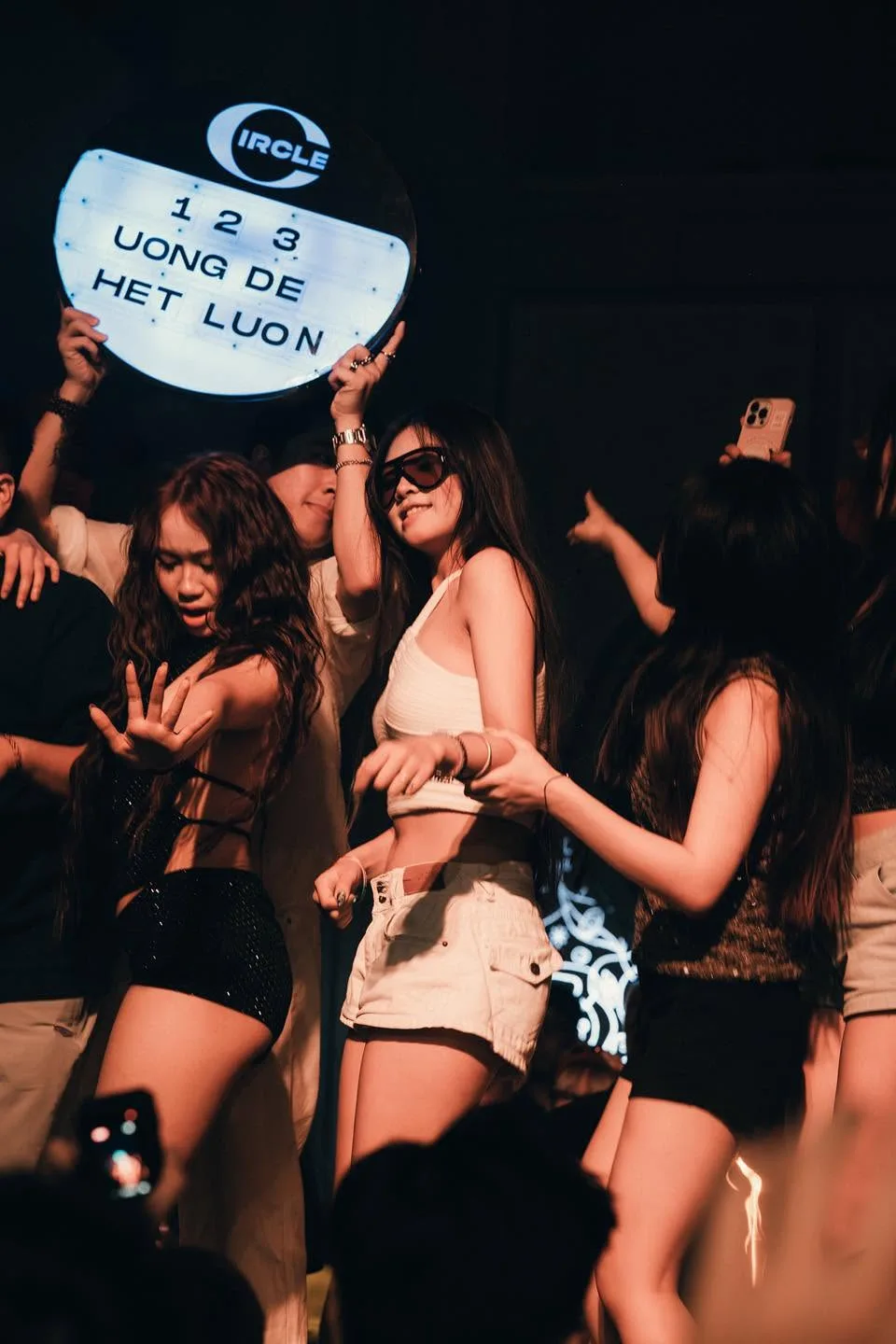Đĩa LED tròn chạy lời chúc giữa sàn nhảy Circle Social Club