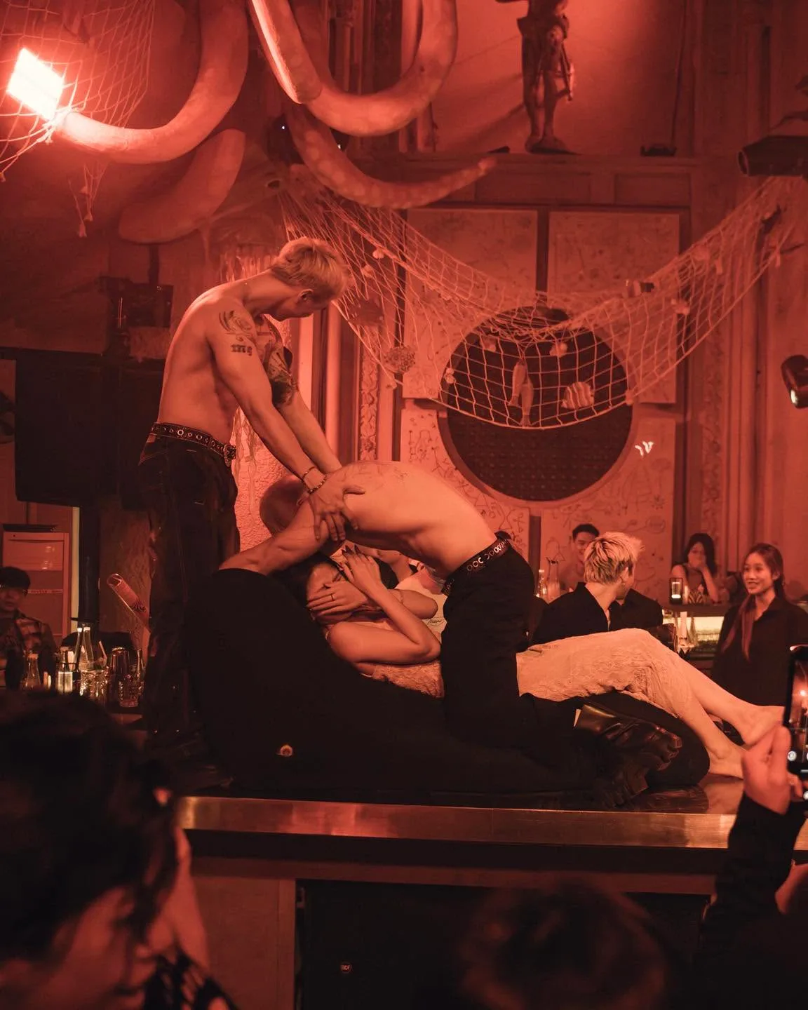 Tiết mục biểu diễn trên quầy dưới ánh đỏ tại Circle Social Club