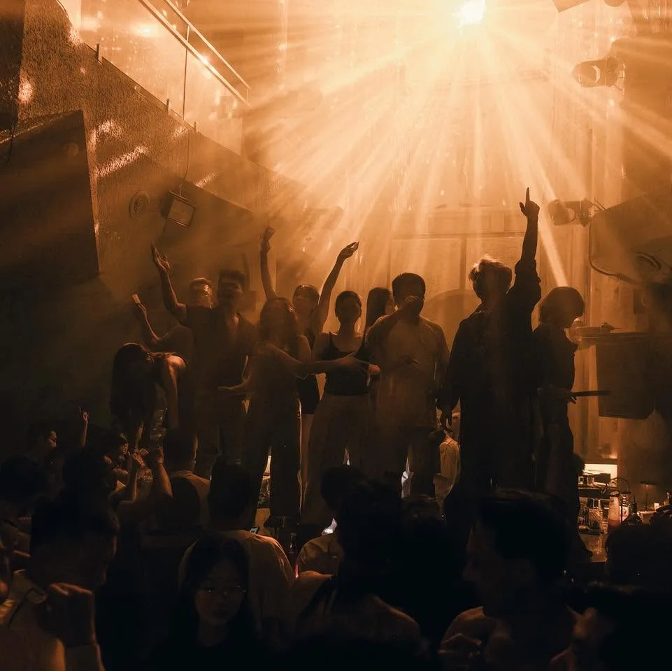 Circle Social Club Hạ Long — cột sáng vàng xuyên màn khói trên sàn nhảy