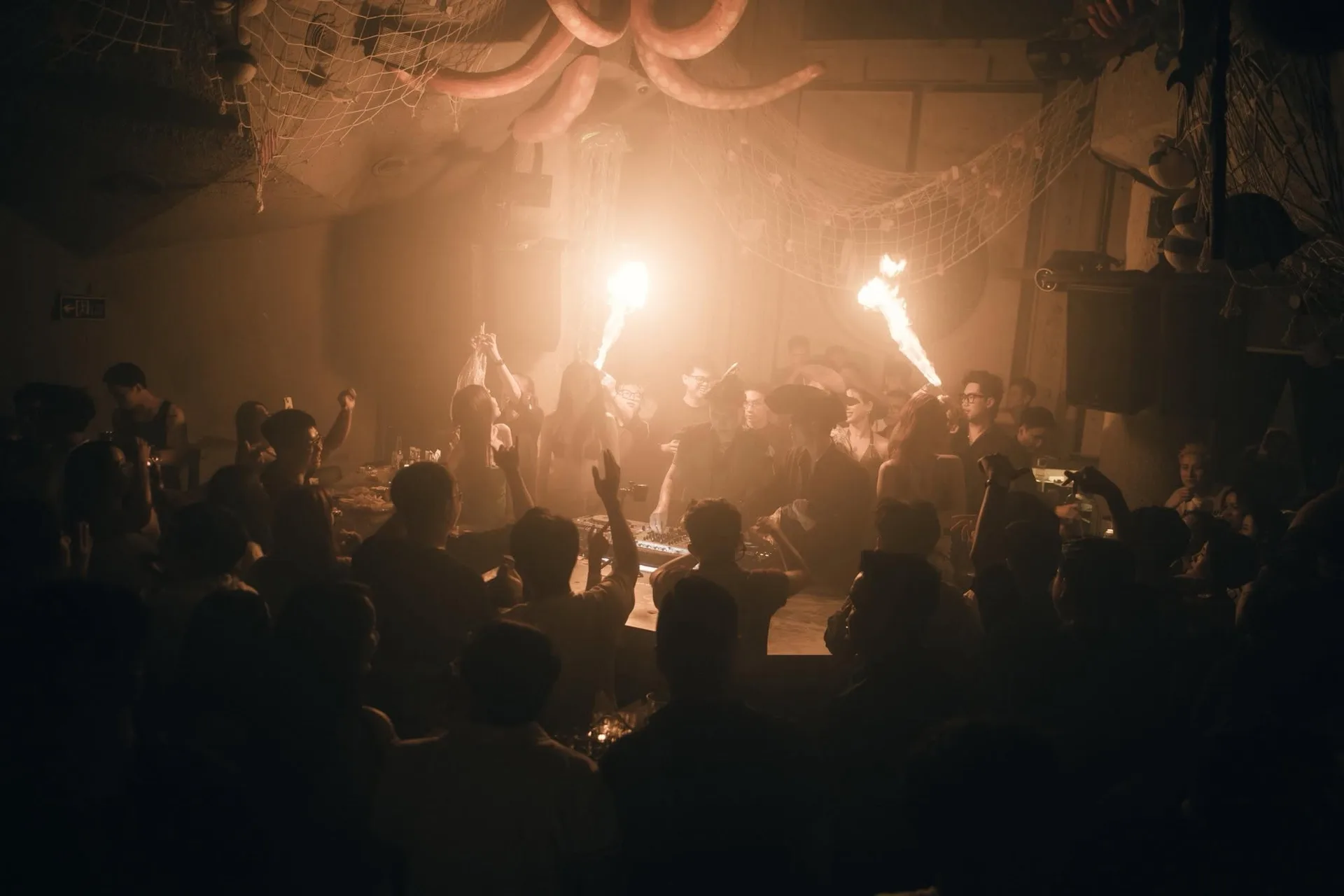Đuốc lửa dựng cột sáng dưới trần xúc tu tại Circle Social Club