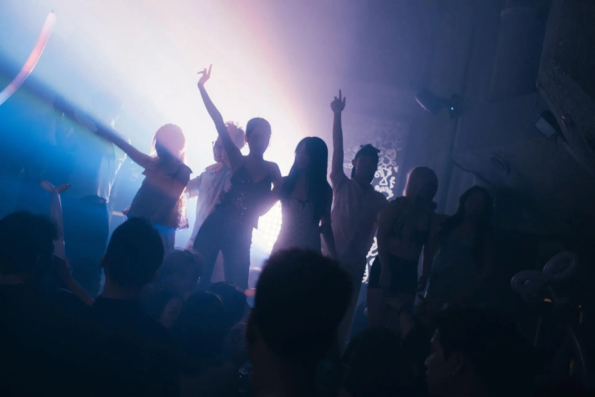 Circle Social Club Hạ Long — ánh xanh tím đổ xuống sàn nhảy