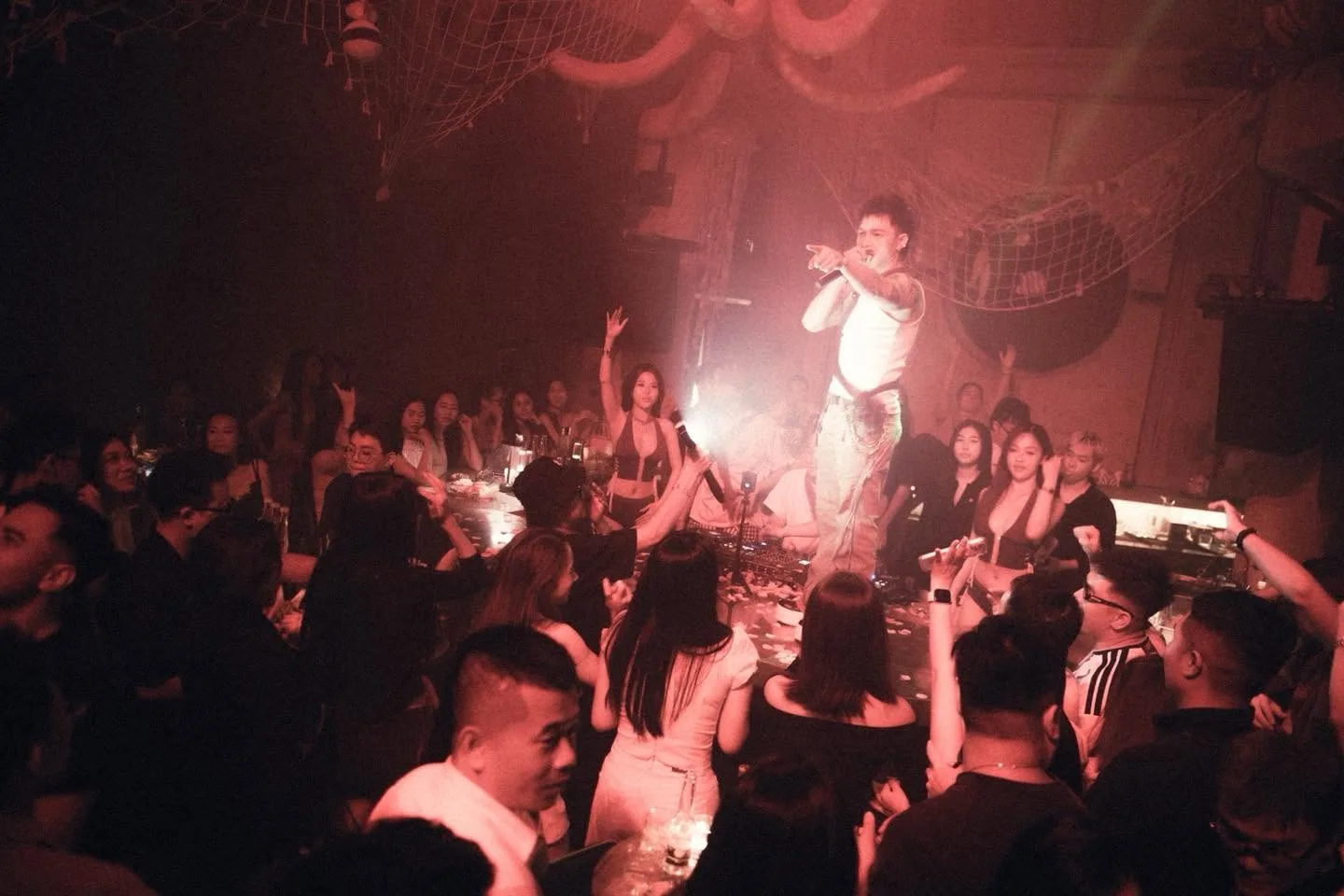 Ca sĩ khách mời hát giữa sàn Circle Social Club