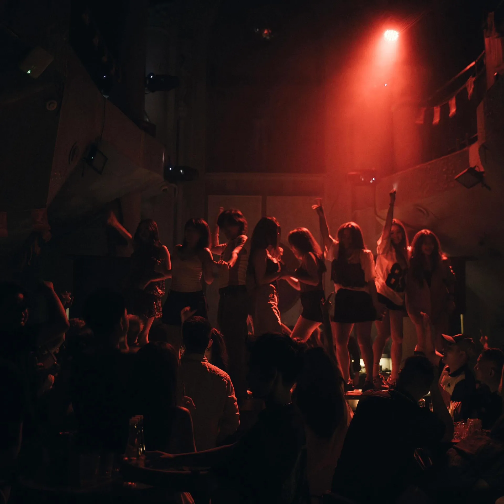 Toàn cảnh sàn nhảy Circle Social Club nhìn từ khu bàn